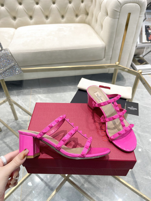 2023 Valentino Rockstud Patent-leather Slide Sandal in Pink PP