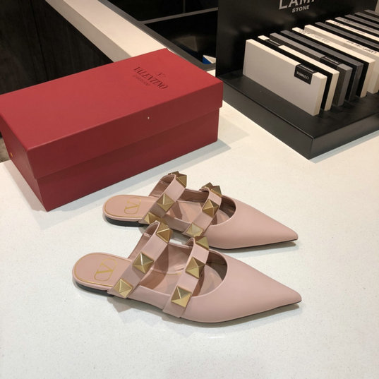2021 Valentino Roman Stud Flat Mule in nude calfskin leather - Click Image to Close