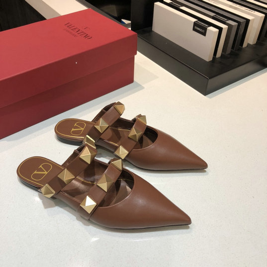2021 Valentino Roman Stud Flat Mule in brown calfskin leather - Click Image to Close