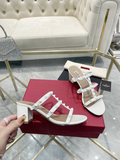2023 Valentino Rockstud Patent-leather Slide Sandal in White - Click Image to Close