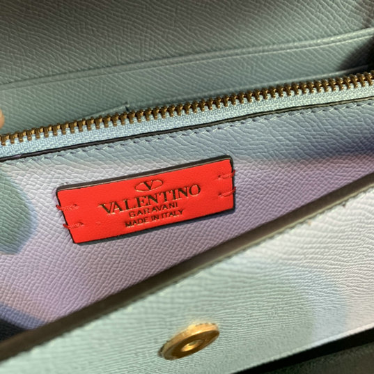 2022 Valentino VLogo Signature Wallet in Grainy Calfskin [0093A] - $259 ...